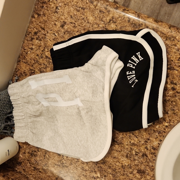 BUNDLE VS PINK 2.5" CURVED HEM SWEAT SHORTS - Picture 4 of 4